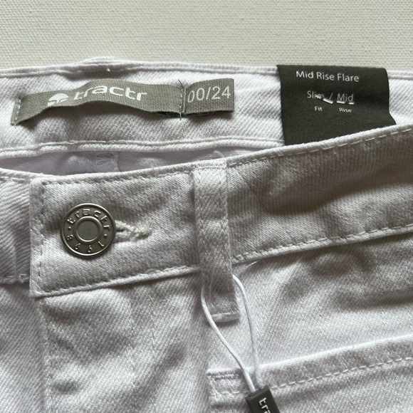 Mona Mid Rise White Tractr Jeans Denim Flare Fray MSRP $90 Size 00/24 31" Inseam - Picture 6 of 10